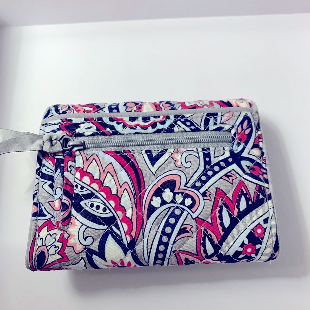 Vera Bradley wallet. Excellent condition.